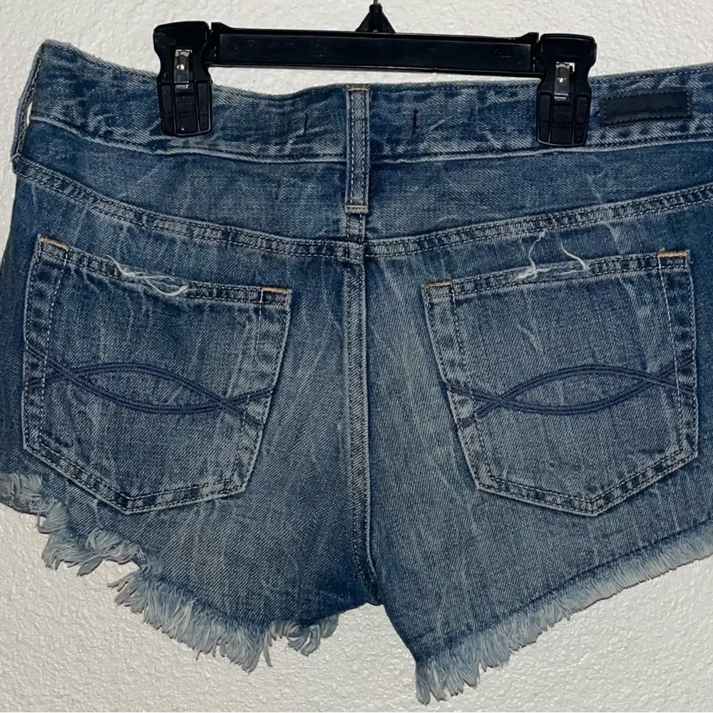 Abercrombie & Fitch Distressed Raw Hem Denim Shorts Mid Wash Size 26‎